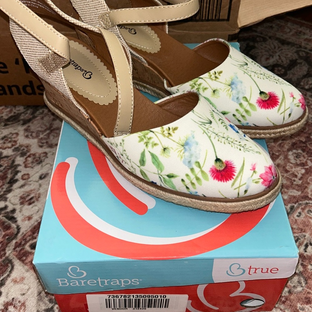 Baretraps Sandles wedges size 9.5 women’s floral